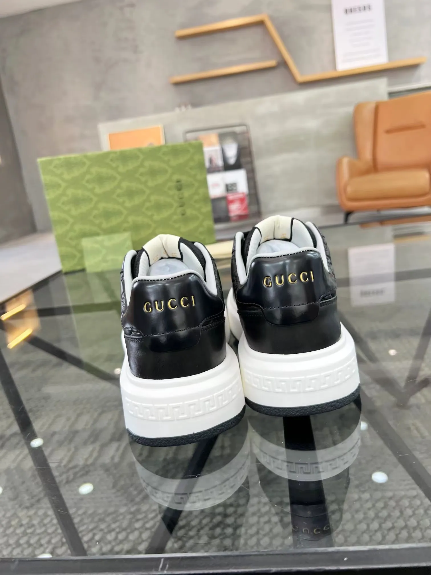 P440 new men's shoes GUCCI [Lightning] latest shoes are shipped. Original quality, fashionable, made of special materials, sheepskin lining, brand new packaging. The foot feels super comfortable and the workmanship is impeccable. Size: Male 38-45.